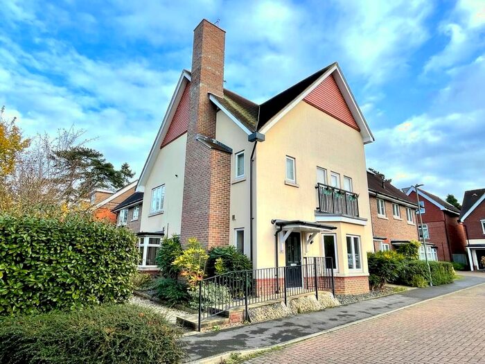 2 Bedroom Flat To Rent In Elliston Way, Ashtead, KT21