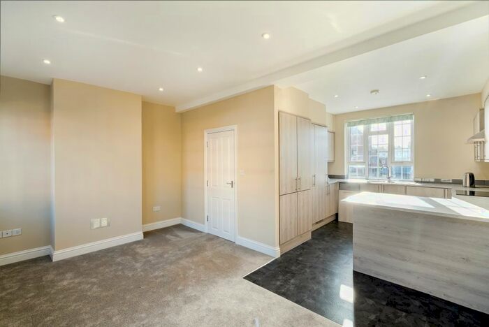 2 Bedroom Flat To Rent In Church Street, Reigate, RH2