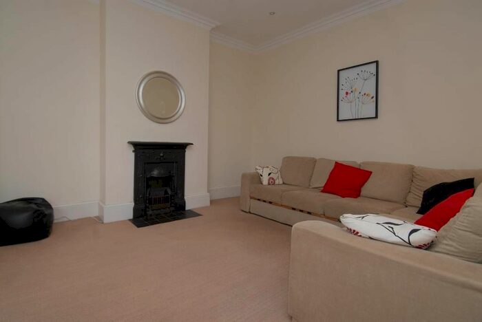 3 Bedroom Flat To Rent In Merton Hall Road, Wimbledon, SW19