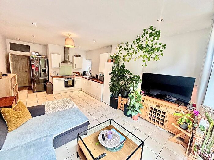 2 Bedroom Flat To Rent In Lonsdale Road. Wanstead, E11