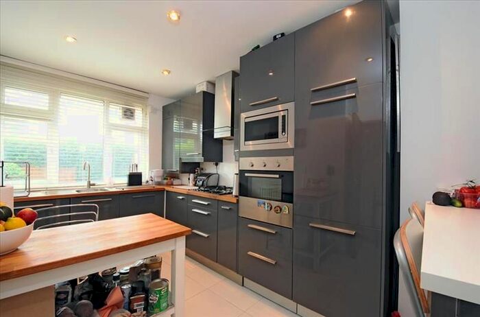 4 Bedroom Flat To Rent In Cooks Road, Kennington, Southwark, SE17