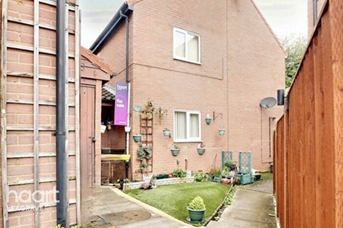 2 Bedroom End Of Terrace House For Sale In Copperfields, Luton, LU4