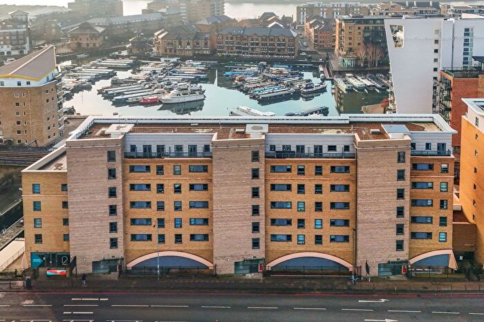 2 Bedroom Flat For Sale In Commercial Road, London, E14