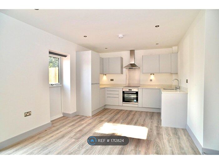 2 Bedroom Flat To Rent In Trinity Court, Leeds, LS9