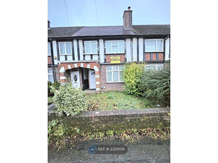 3 Bedroom Terraced House To Rent In Limbury Road, Luton, LU3