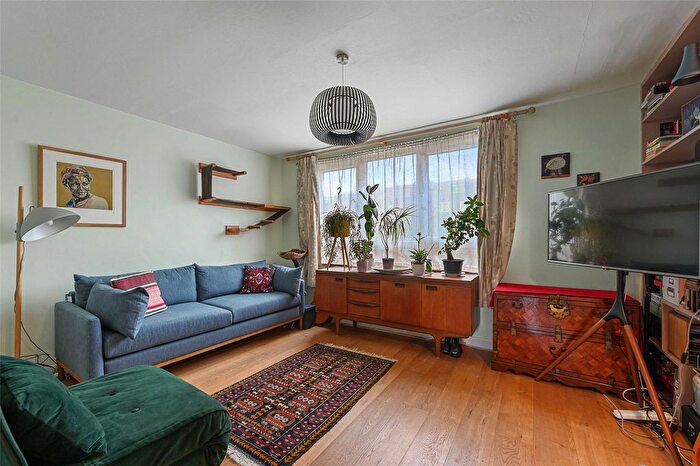 2 Bedroom Maisonette For Sale In Boscombe Close, Hackney, London, E5