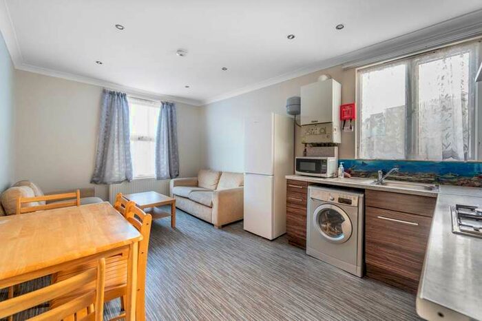 4 Bedroom Maisonette Flat To Rent In Litchfield Gardens, Willesden, NW10