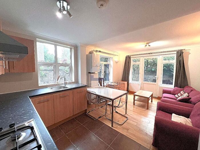 3 Bedroom Flat To Rent In Tooting Bec Road, Tooting Bec, London, SW17