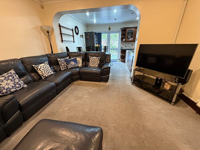 4 Bedroom Semi-Detached House To Rent In Munster Avenue, Hounslow, Greater London, TW4