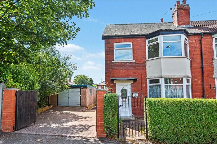 3 Bedroom Terraced House For Sale In Harehills Park Avenue, Leeds, LS9