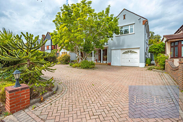 4 Bedroom Detached House For Sale In Chigwell Rise, Chigwell, Essex, IG7