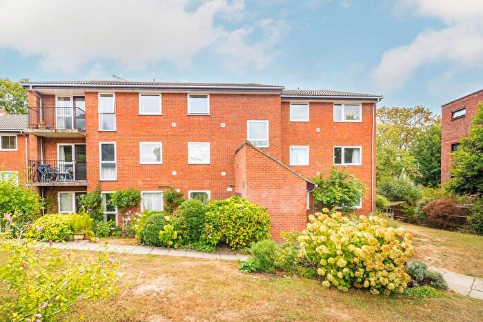 2 Bedroom Flat To Rent In Hall Close, Ealing, W5