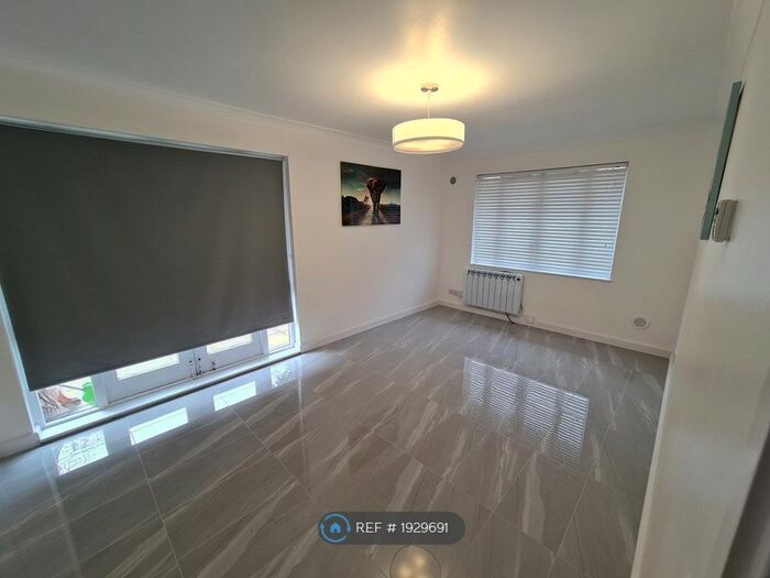 1 Bedroom Flat To Rent In Pointer Close, London, SE28