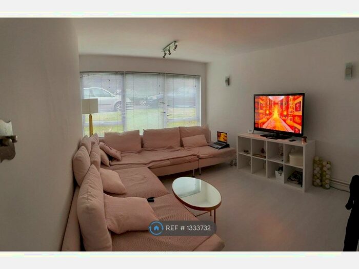 2 Bedroom Maisonette To Rent In Lawn Gardens, Luton, LU1