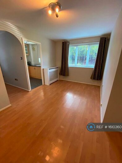 Studio To Rent In Leigh Hunt Drive, London, N14