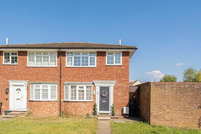 3 Bedroom Terraced House For Sale In Fairlawns, Sunbury-On-Thames, TW16