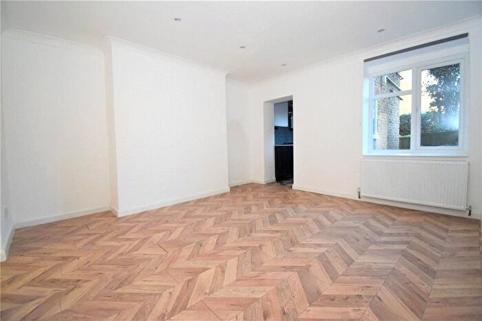 3 Bedroom Flat To Rent In Queens Road, Twickenham, TW1