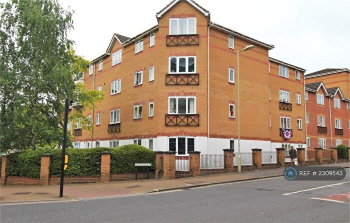 2 Bedroom Flat To Rent In Ascot Court, Aldershot, GU11