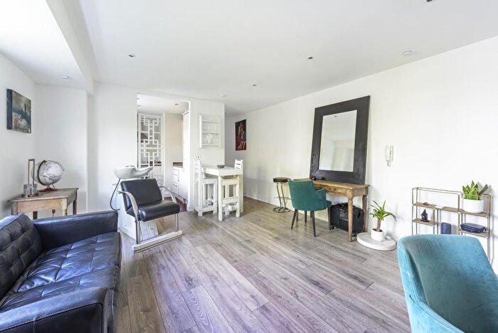 1 Bedroom Flat To Rent In Church Street, Weybridge, KT13