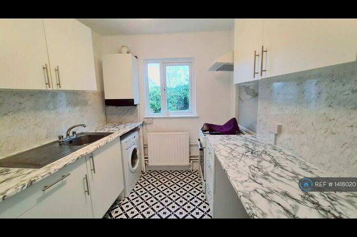 2 Bedroom Flat To Rent In The Green, London, E15
