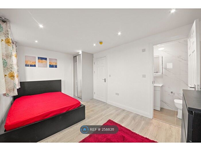 Studio To Rent In Midsummer Avenue, Hounslow, TW4