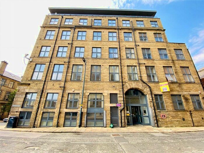 2 Bedroom Flat For Sale In Scoresby Street, Bradford, West Yorkshire, BD1