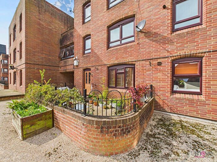 3 Bedroom Flat For Sale In Westgate Street, Stansted House Westgate Street, GL1
