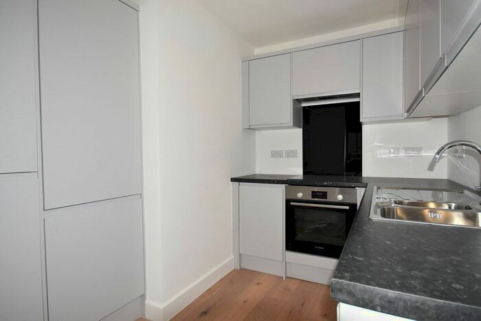 1 Bedroom Flat To Rent In Royal Crescent Road, Southampton, Hampshire SO14