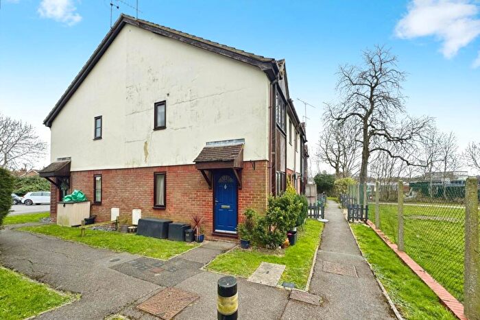 2 Bedroom Cluster House To Rent In Orchard Close, Wokingham, RG40