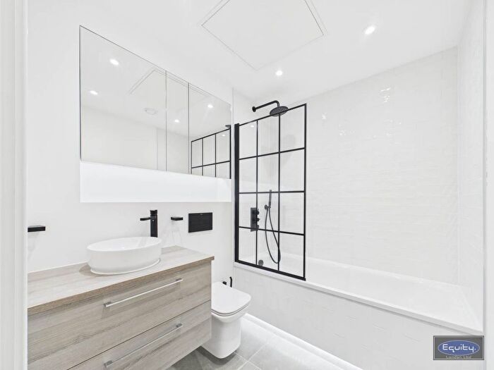 2 Bedroom Flat To Rent In Heather Court, Progressive Close, Sidcup, DA14