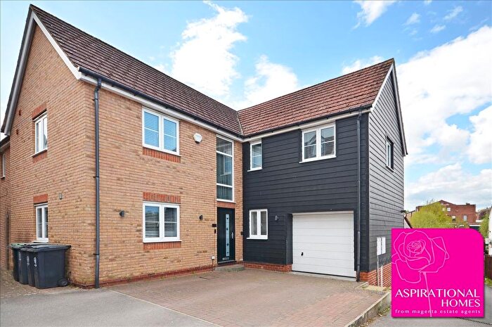 5 Bedroom Detached House For Sale In James Gribble Court, Raunds, Northamptonshire, NN9