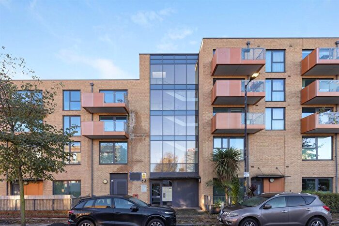 2 Bedroom Flat For Sale In Southampton Way, London, SE5