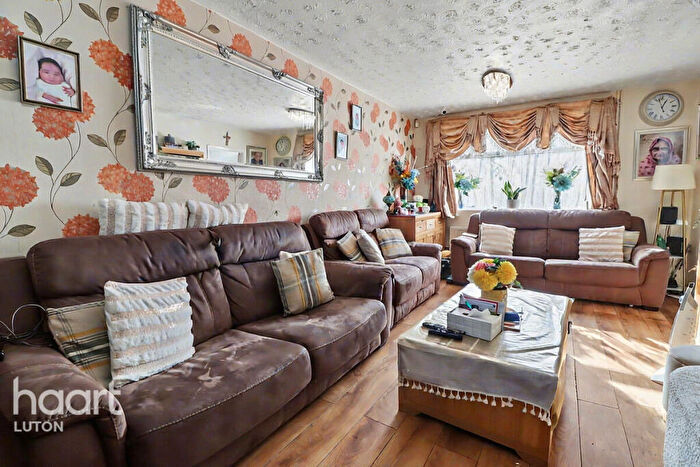 3 Bedroom Semi-Detached House For Sale In Aydon Road, Luton, LU3