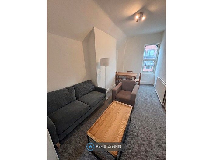3 Bedroom Flat To Rent In Tooting High St, London, SW17