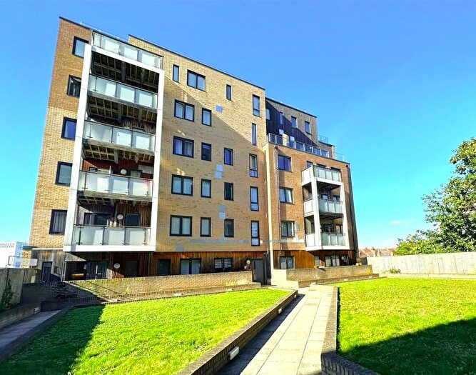 3 Bedroom Flat To Rent In High Street, Hounslow, TW3