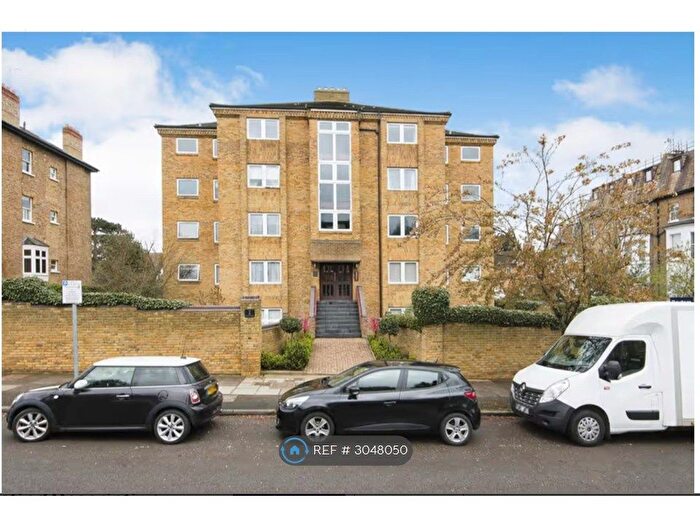2 Bedroom Flat To Rent In Avenue Elmers, Surbiton, KT6