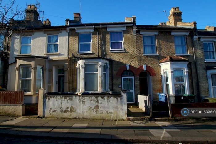 Studio To Rent In Glenthorne Road, London, N11