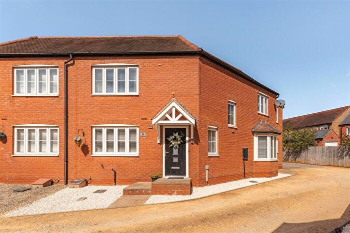 4 Bedroom Semi-Detached House For Sale In Sage Close, Banbury, OX16