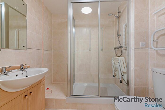 1 Bedroom Flat For Sale In Benedict Court, Western Avenue, Newbury, RG14