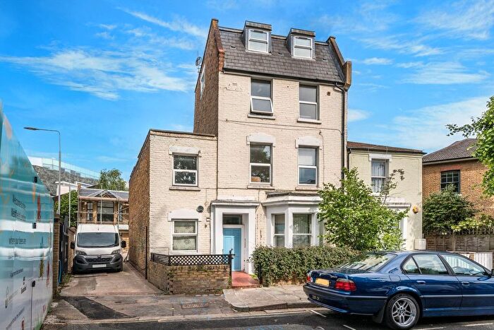 2 Bedroom Flat To Rent In Caxton Road, Shepherds Bush, W12