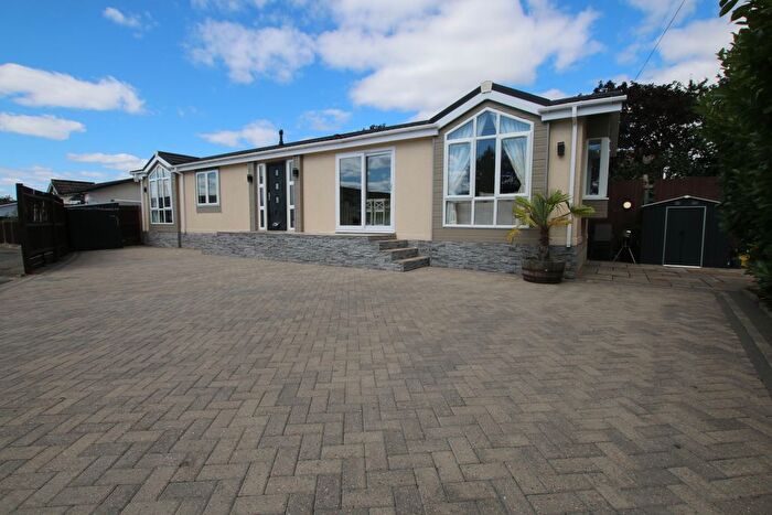 3 Bedroom Mobile/park Home For Sale In Foxborough Close, Langley, Slough, SL3