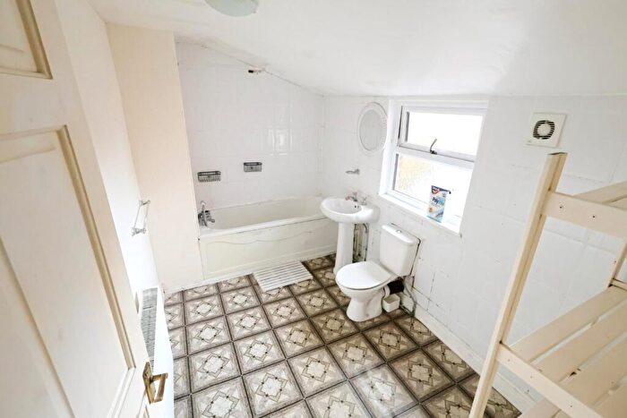 3 Bedroom Terraced House For Sale In Crispin Lane, Wrexham, LL11 - Photo 8