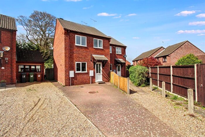 3 Bedroom Semi-Detached House For Sale In Hamilton Close, North Walsham, NR28