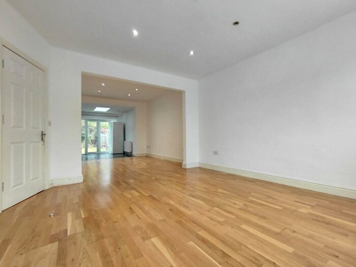 4 Bedroom Flat To Rent In Pyecombe Corner, North Finchley, London, N12