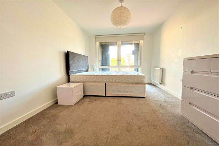 2 Bedroom Apartment To Rent In Rope Court, E14