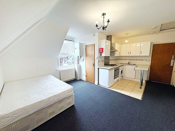 Studio To Rent In Gleneldon Road, Streatham, SW16