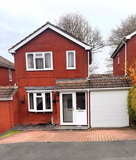3 Bedroom Link Detached House For Sale In Reynolds Close, Basingstoke, Hampshire, RG21