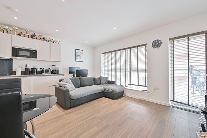 1 Bedroom Flat To Rent In South Oxhey, Bushey, South Oxhey, WD19