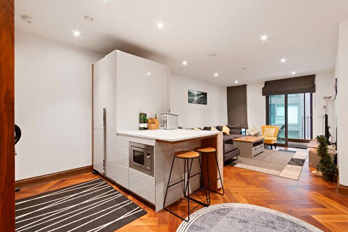 2 Bedroom Flat To Rent In New Union Square, London, SW11