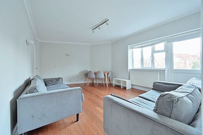 4 Bedroom Flat To Rent In Willesden Lane, Brondesbury, London, NW2